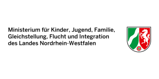 Logo des Ministeriums für Kinder, Jugend, Familie, Gleichstellung, Flucht und Integration des Landes Nordrhein-Westfalen. Links der Schriftzug, rechts das Landeswappen