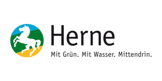 Logo der Stadt Herne. Links das runde Logo in den Farben hellblau, grün und gelb mit einem weißen Pferd in der Mitte. Rechts der Schriftzug Herne und der Stadtslogan "Mit Grün. Mit Wasser. Mittendrin."