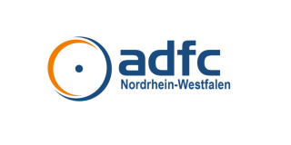 Logo des ADFC Nordrhein-Westfalen. Links das Logo in Form eines stilisierten Fahrrades. Rechts der Schriftzug